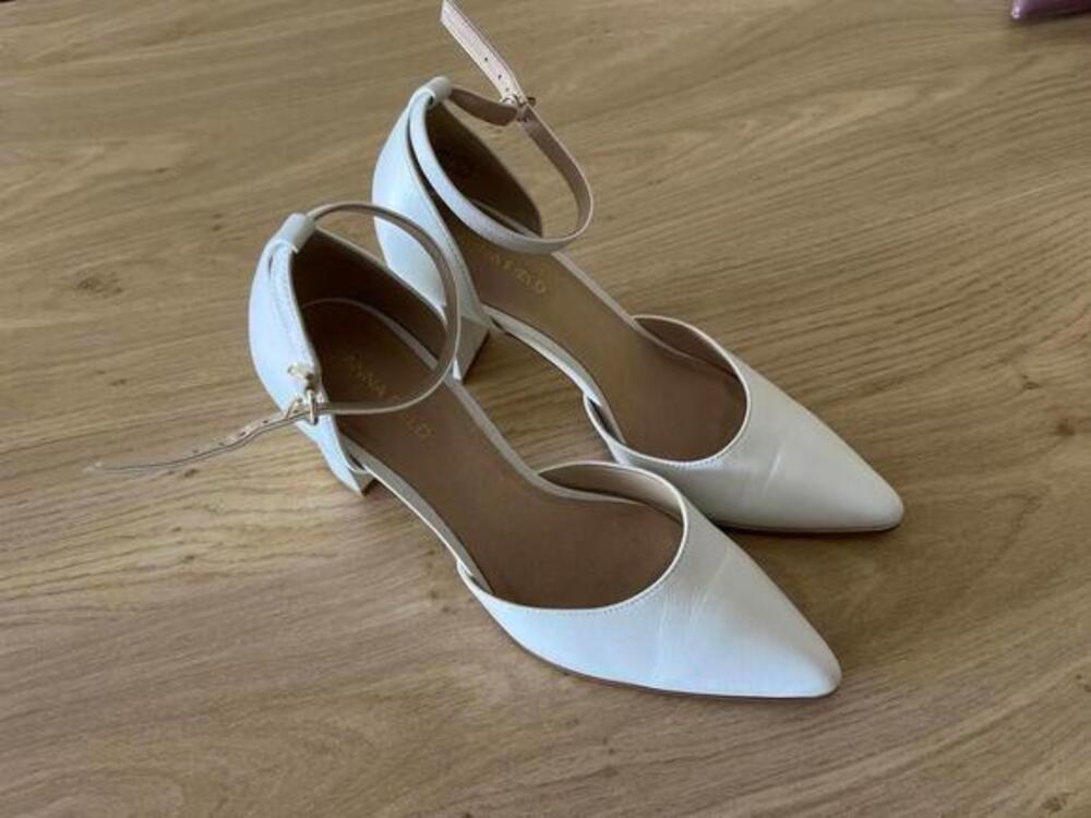 White Anna Field Heels, Size 8‎